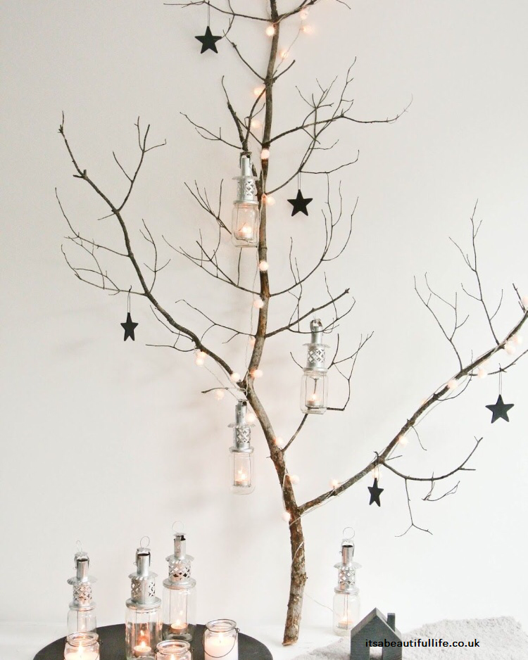 Hacer un árbol de Navidad con ramas y troncos -